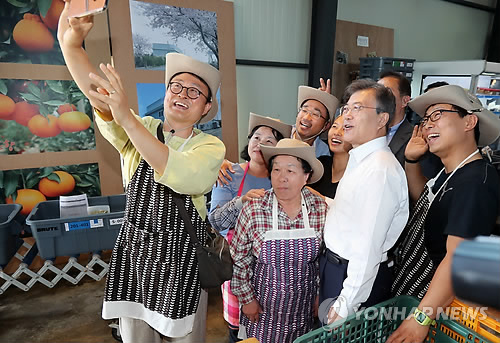 문 대통령, 어디서도 인기!