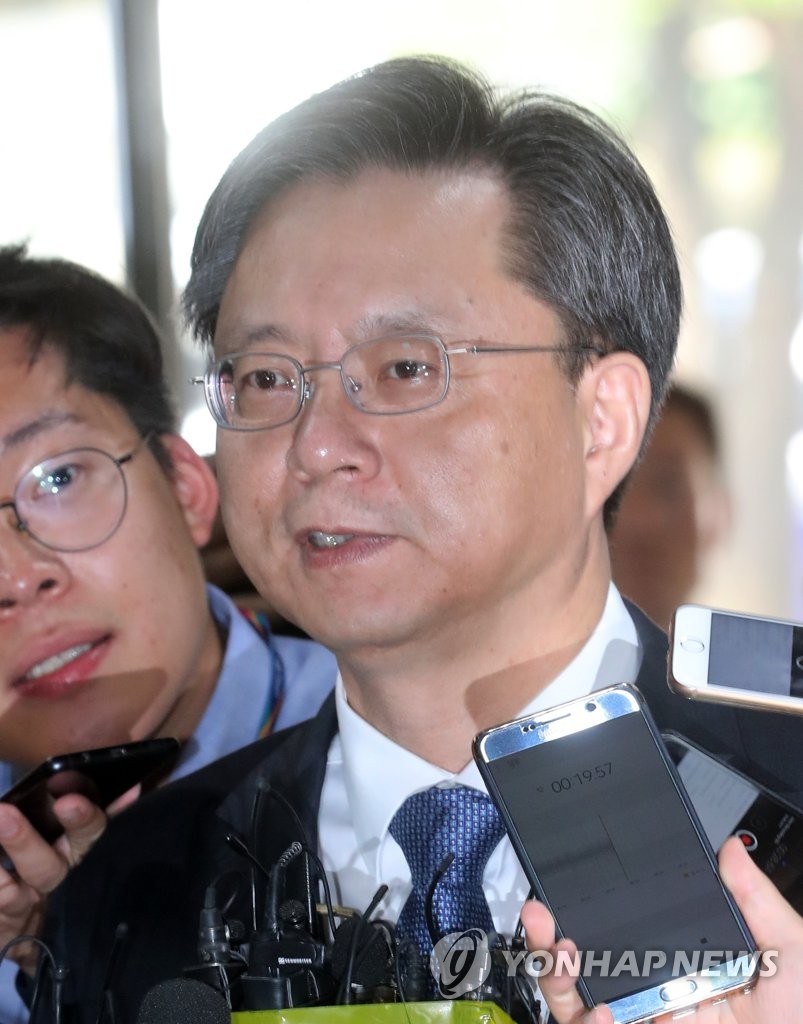 취재진 질문에 답하는 우병우 전 민정수석