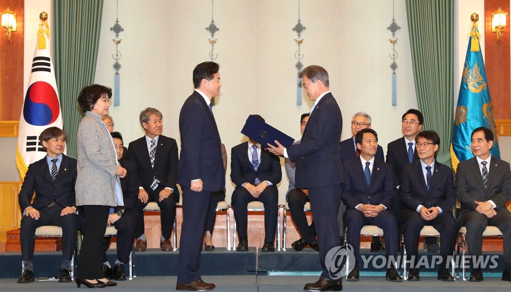 임명장 받는 김영춘 해양수산부 장관