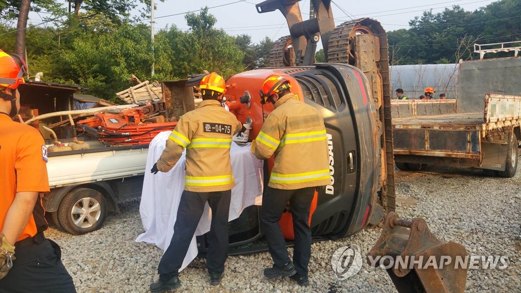 춘천서 트럭에 포클레인 싣다 깔린 50대 숨져