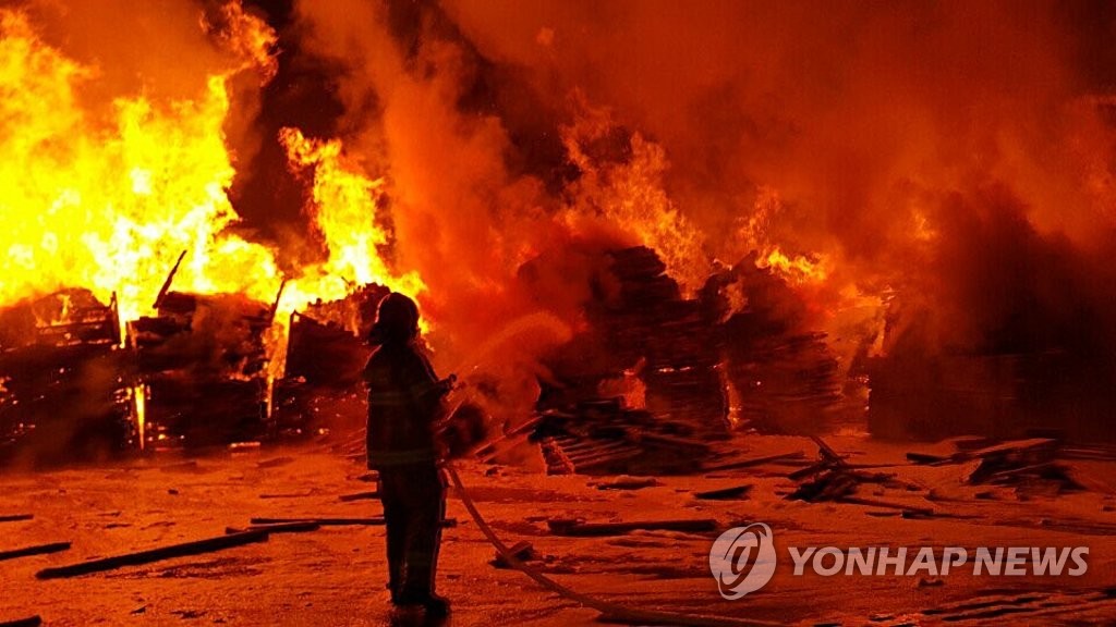 목재 더미에 붙은 불