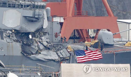 '충돌'로 선체 우측이 크게 파손된 미국 이지스함