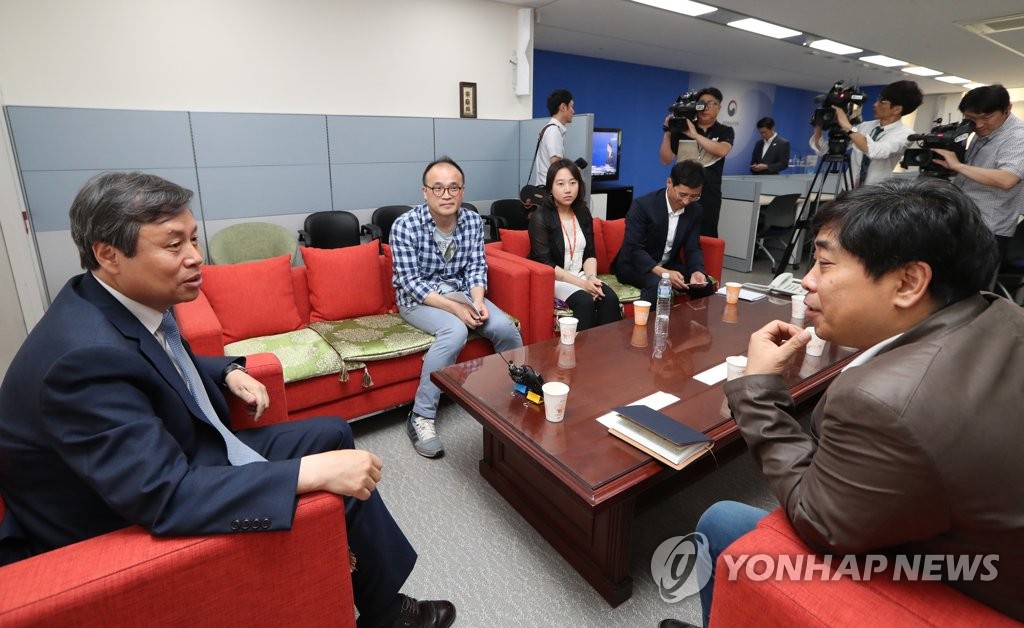 기자간담회하는 도종환 장관