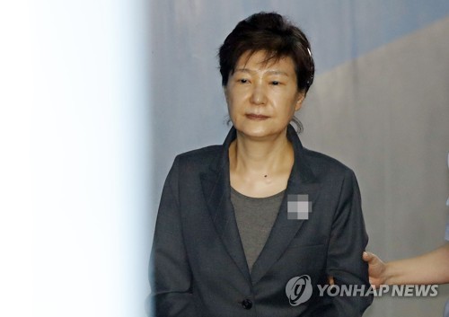 재판 위해 법정 향하는 박근혜