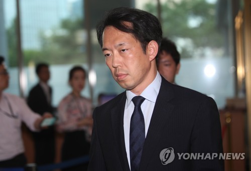 외교부 들어오는 일본대사관 정무공사