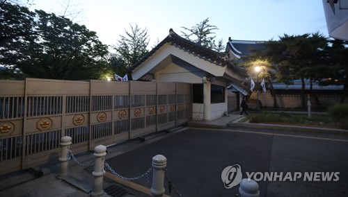 청와대 앞길 야간통제 사라진다
