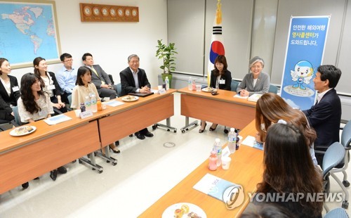 강경화 장관, 영사콜센터 방문해 상담사들 격려