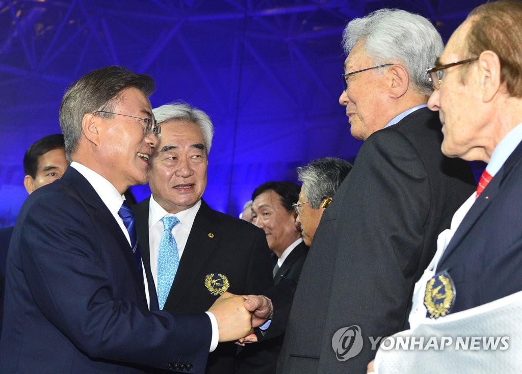 북한의 장웅 IOC 위원과 악수하는 문 대통령
