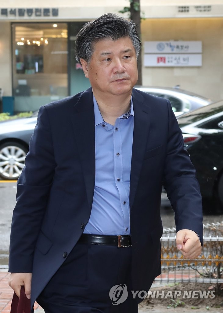 출근하는 조대엽 후보자