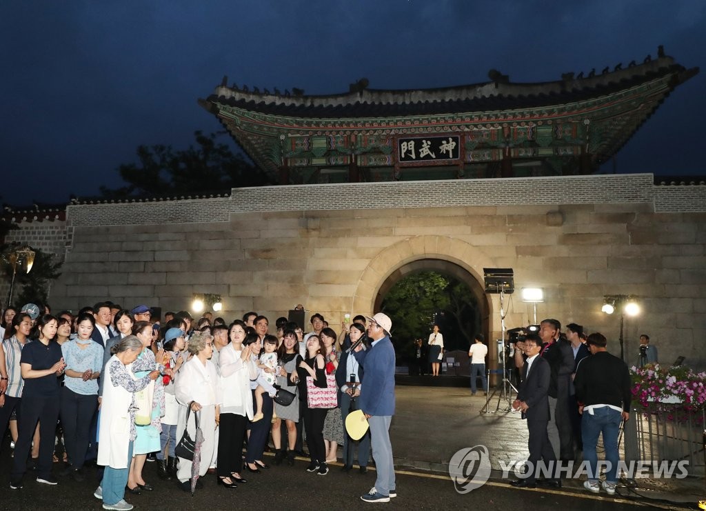시민들과 해설듣는 김정숙 여사