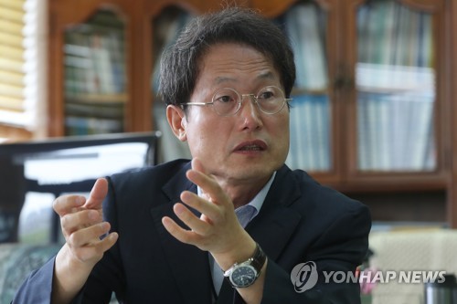 인터뷰하는 조희연 서울시 교육감
