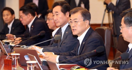 문 대통령 취임 후 첫 국무회의 주재