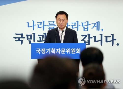 브리핑하는 박광온 대변인