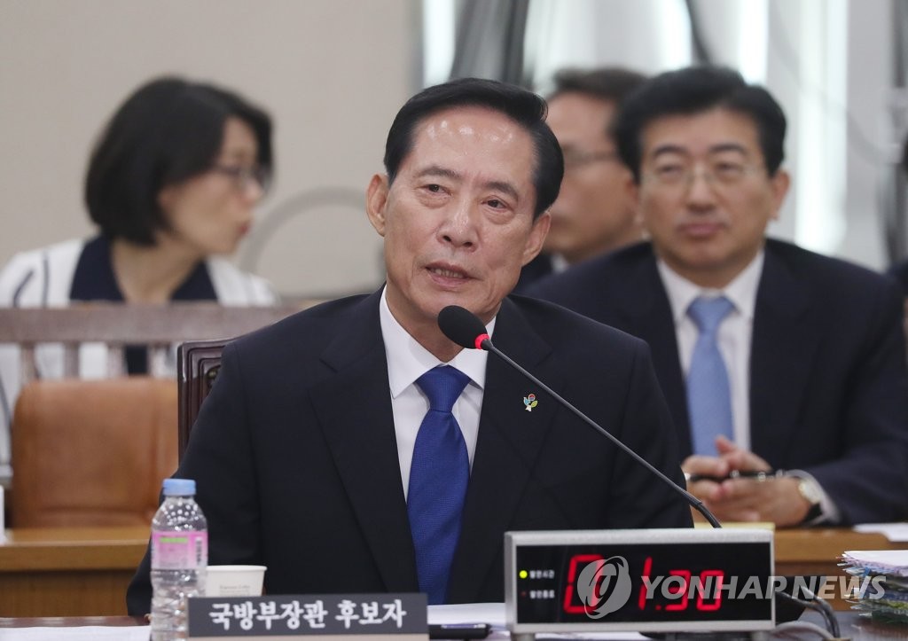 지난달 28일 서울 여의도 국회에서 열린 송영무 국방부 장관 후보자 인사청문회에서 송 후보자가 의원 질의에 답하고 있다.