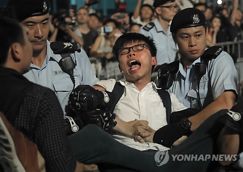 체포되는 홍콩 우산혁명 주역 조슈아 웡