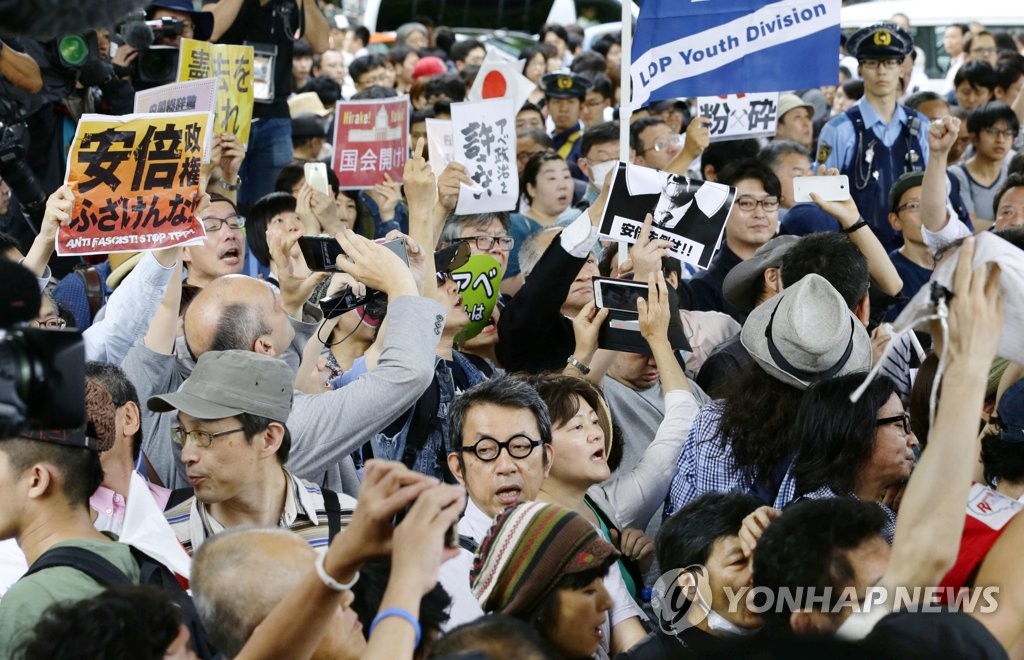 日 선거유세 청중들, 아베 등장에 "물러나라"