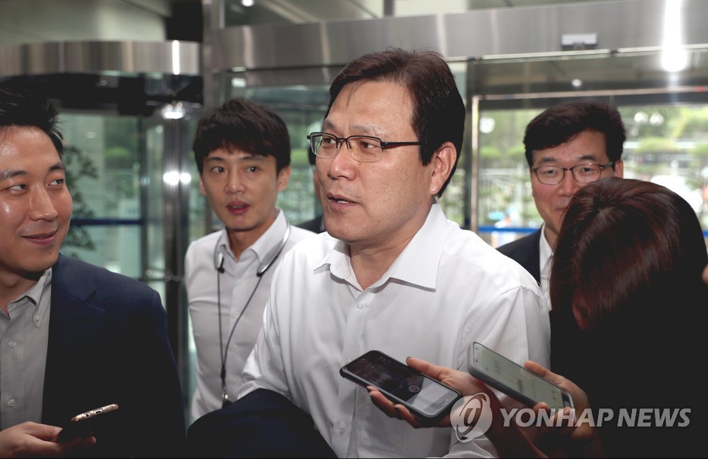 출근하는 최종구 금융위원장 후보자