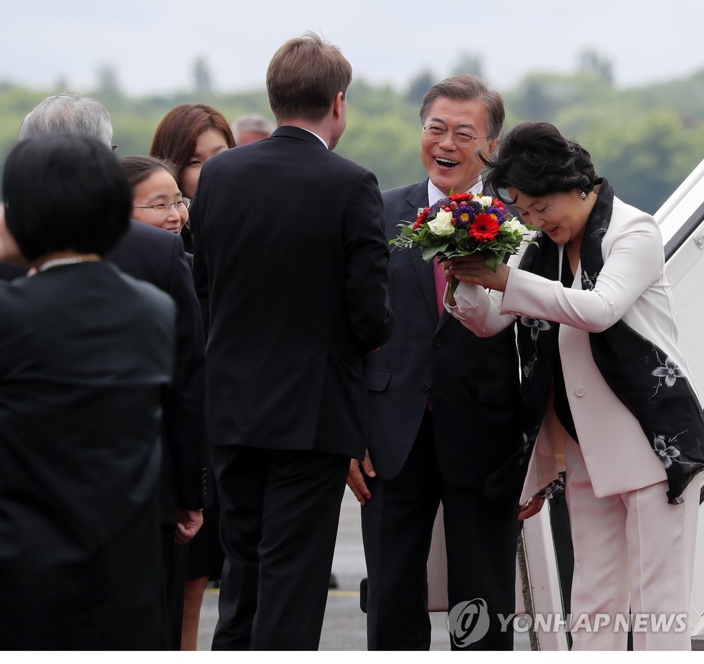 환영 꽃다발 받는 문 대통령 내외