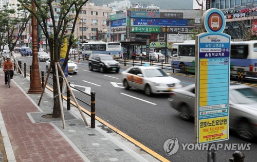 비가림막도, 의자도 없는 버스 정류장