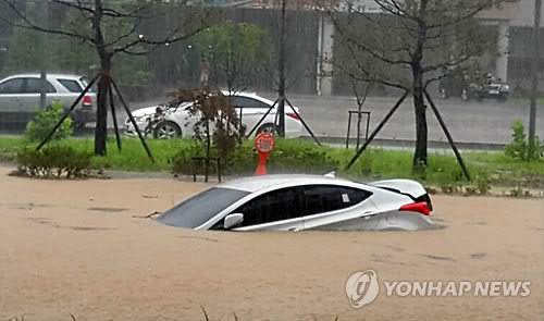 물 폭탄에 침수된 자동차