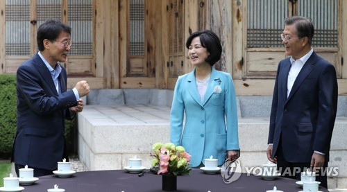 정책실장 이야기 듣는 추미애 대표와 문 대통령