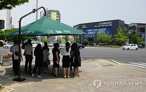 횡단보도 앞 그늘막