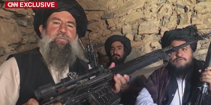 러시아제 무기를 자랑하고 있는 탈레반 대원들