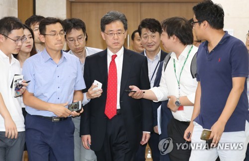 보도진 질문받는 김현종 통상교섭본부장