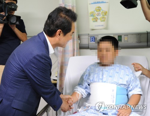 류영진 식약처장, '용가리 과자' 피해자 위로 방문