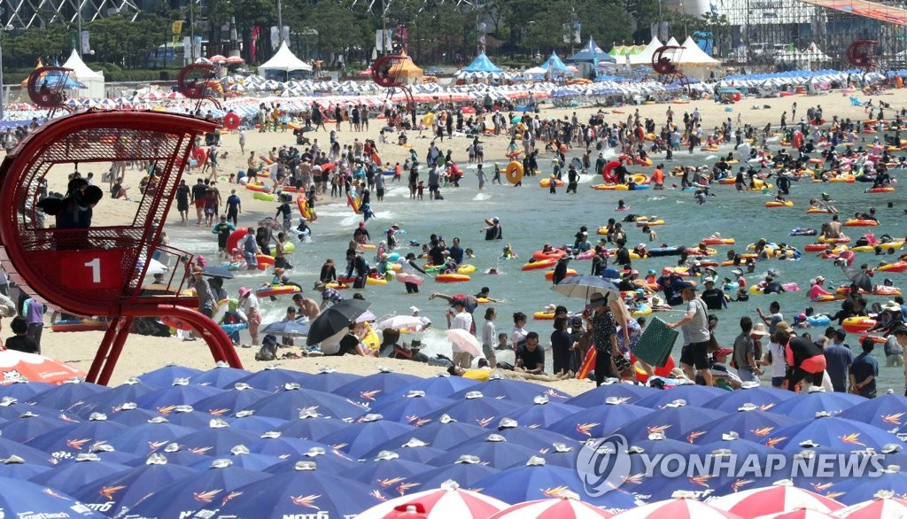 극성수기 해운대 피서객 북적
