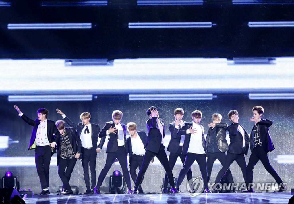 데뷔무대 꾸미는 그룹 워너원