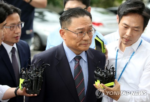 취재진 질문받는 박찬주 대장
