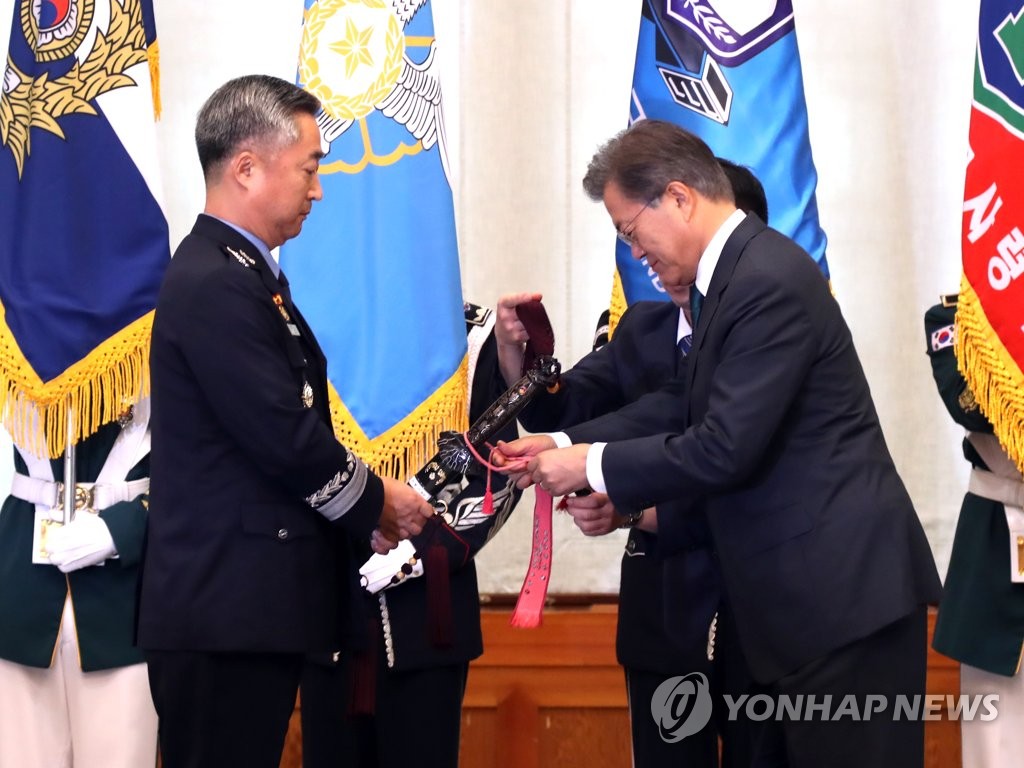 문 대통령, 이왕근 공군 참모총장 삼정검에 수치 수여