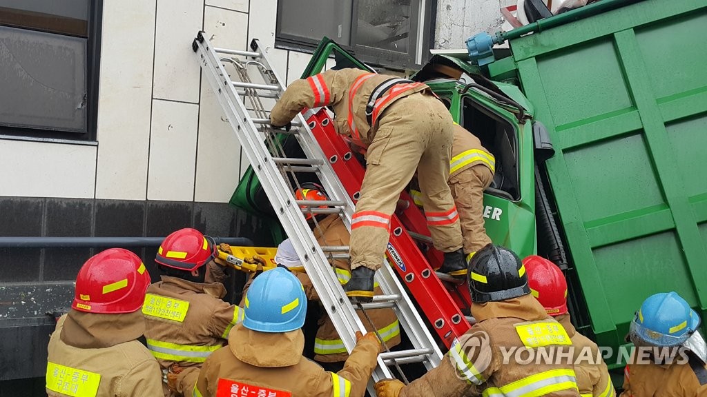 운전자 구조하는 소방대원들