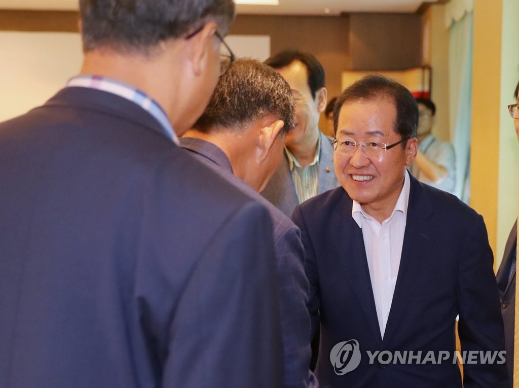 예비역 장성과 악수하는 홍준표 대표