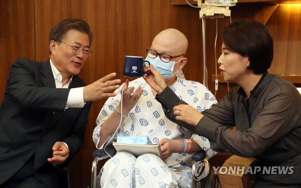 문 대통령, 검사 꿈꾸는 청소년 환우 격려