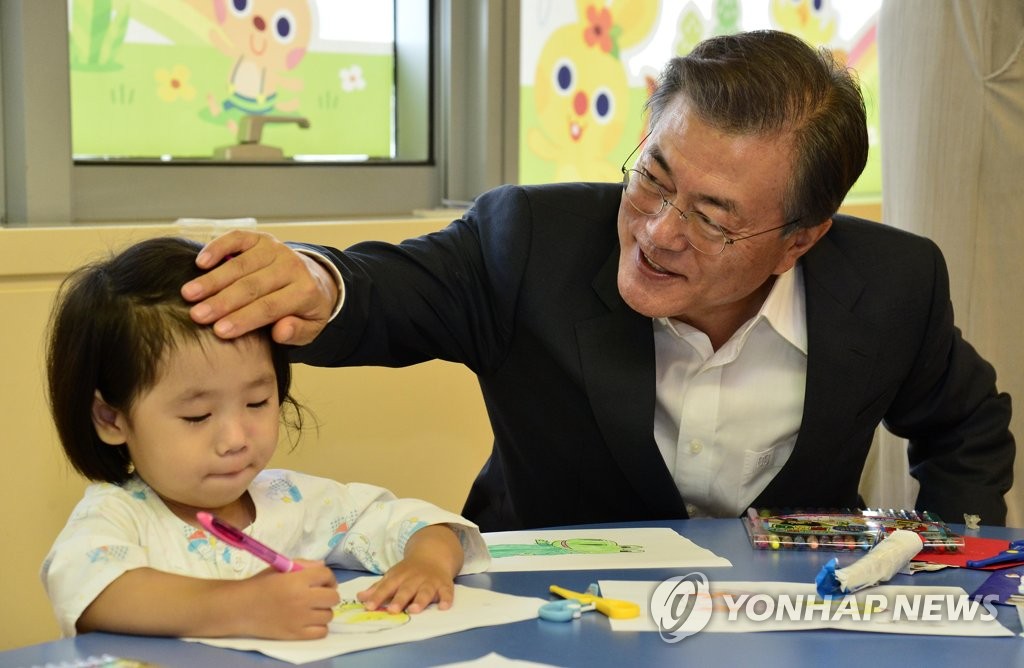 환아 이마에 손 대보는 문 대통령