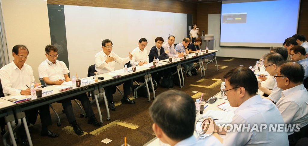 창조경제혁신센터장과 간담회 하는 최수규 차관