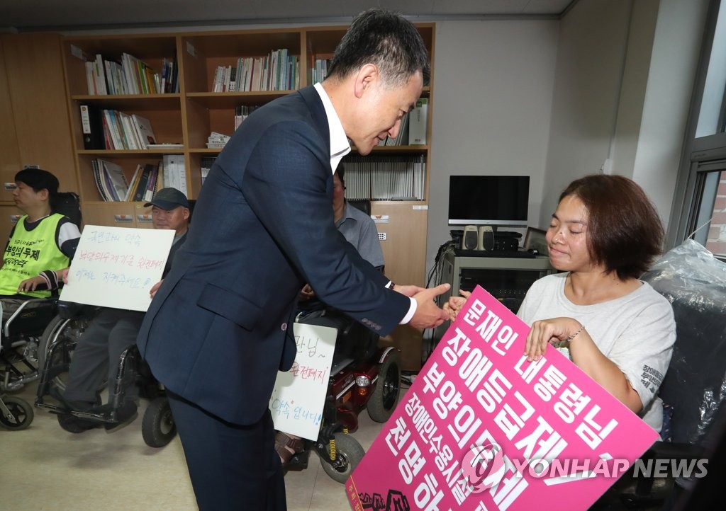 악수하는 박능후 장관