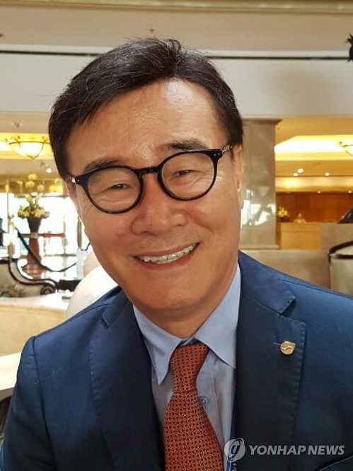 인터뷰하는 김태곤 월드옥타 호찌민지회장