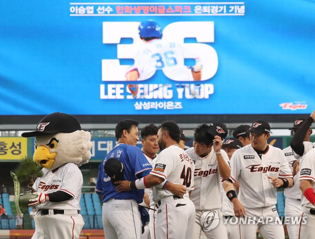 은퇴 투어에서 축하받는 이승엽