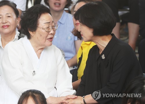 이용수 할머니와 이야기 나누는 추미애 대표