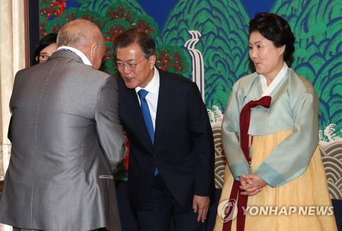 문 대통령, 독립유공자, 유족과 인사