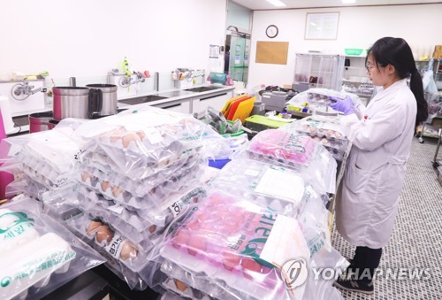 분주한 계란 분석실