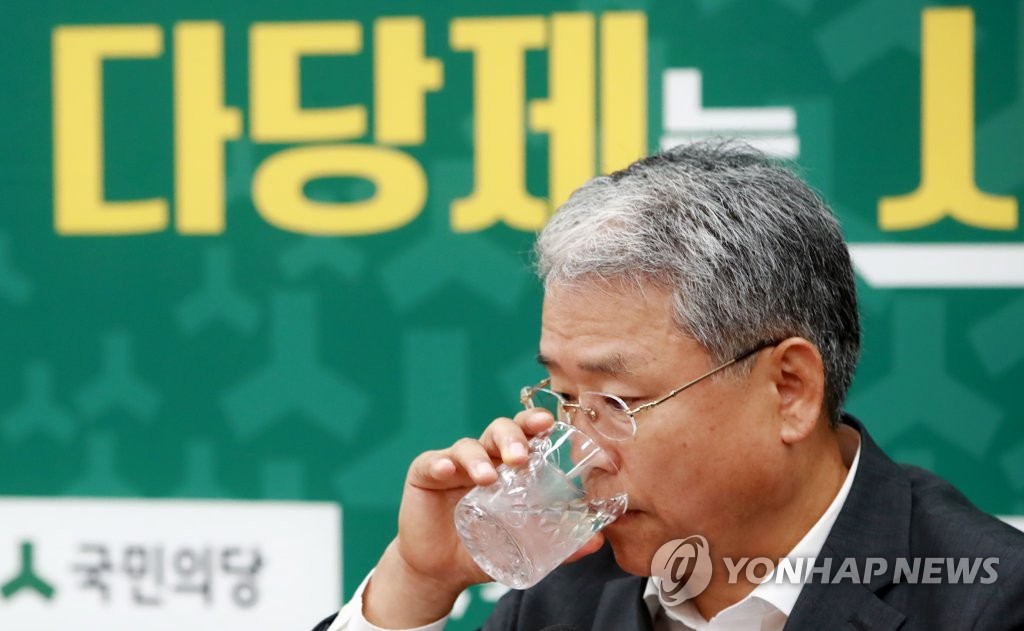 물 마시는 김동철 원내대표
