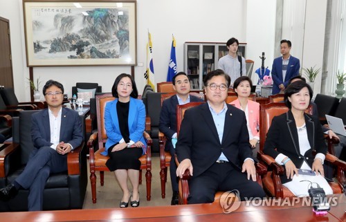 문 대통령 취임 100일 기자회견 시청하는 민주당 지도부