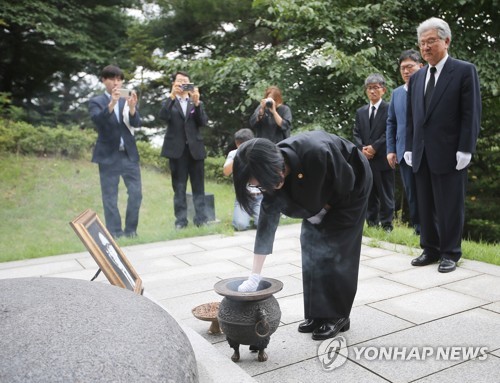 분향하는 피우진 처장