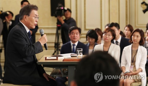 문 대통령, 취재진과 진솔한 대화