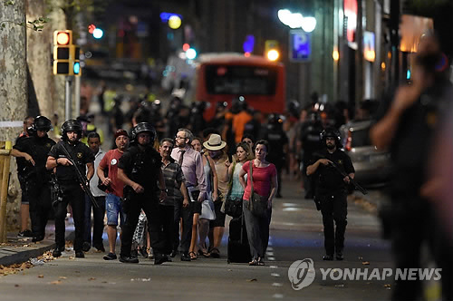 (바르셀로나 AFP=연합뉴스) 17일 시민, 관광객들이 바르셀로나 구시가지 람블라스 거리에서 경찰의 안내로 사건 현장을 벗어나는 모습.