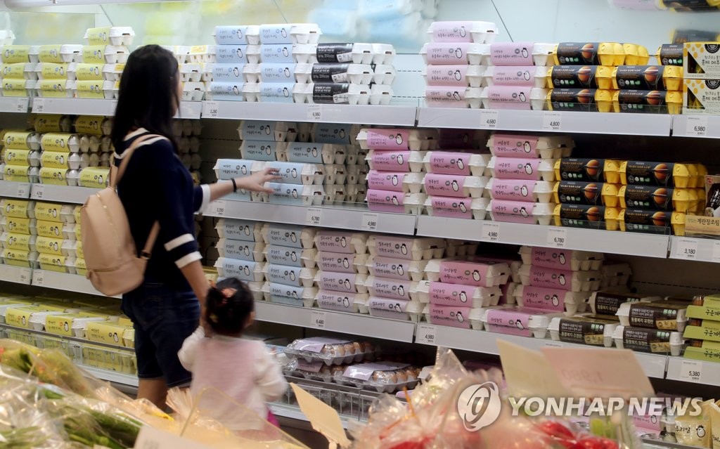대형마트에서 계란 살펴보는 여성 [연합뉴스 자료사진]